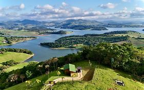 Chalé com borda infinita vista para represa